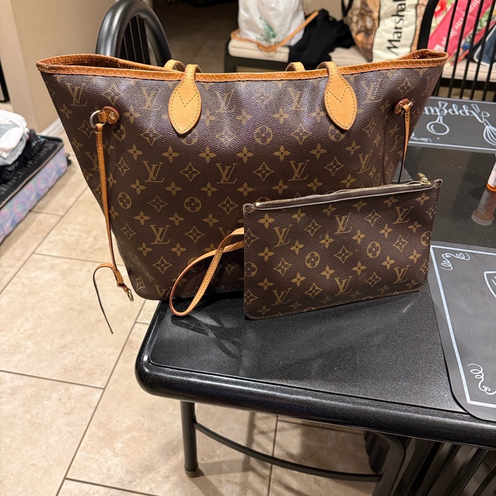 Pre-owned LV Neverfull MM - very good condition 100% authentic.